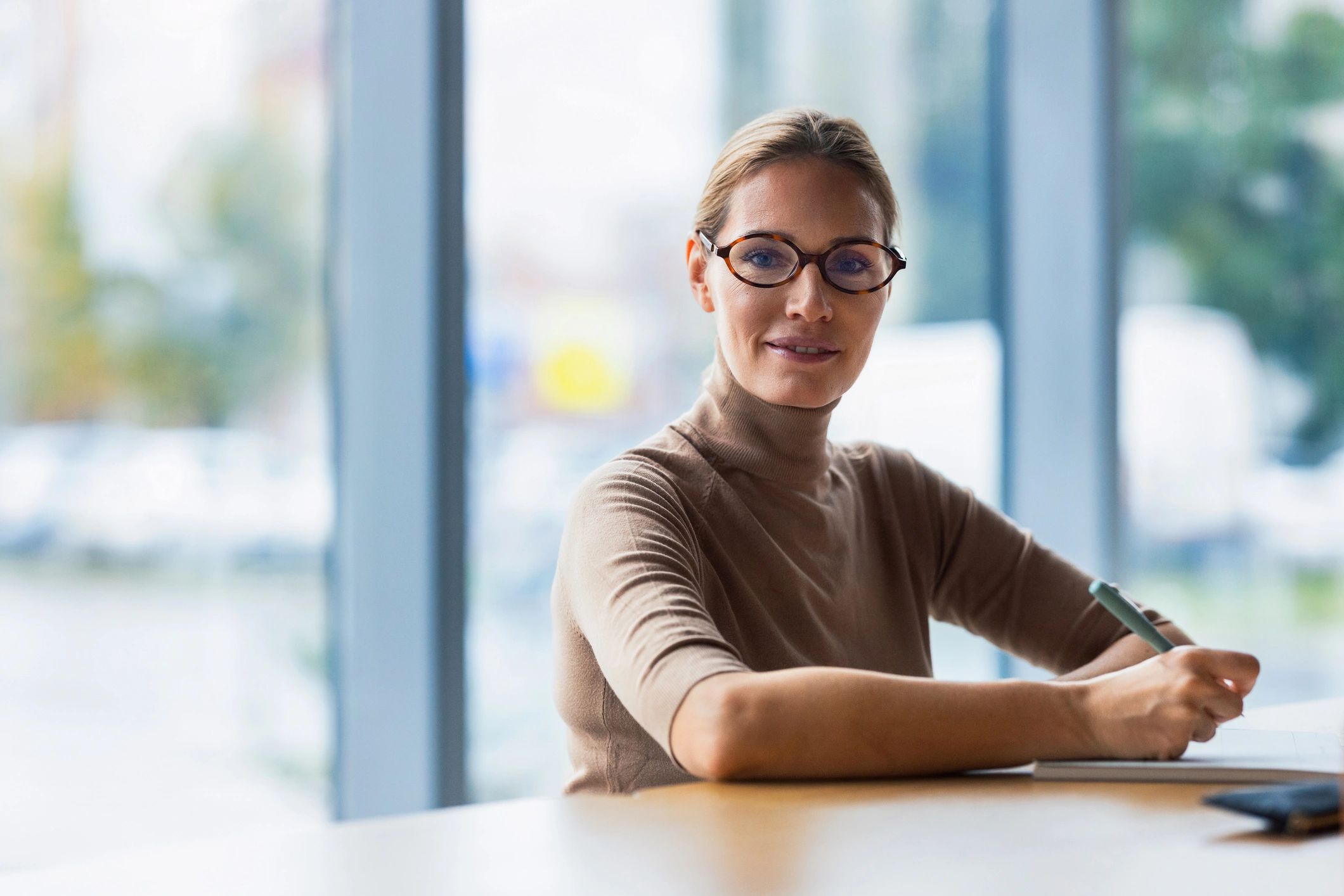 Professionnelle travaillant à un bureau moderne